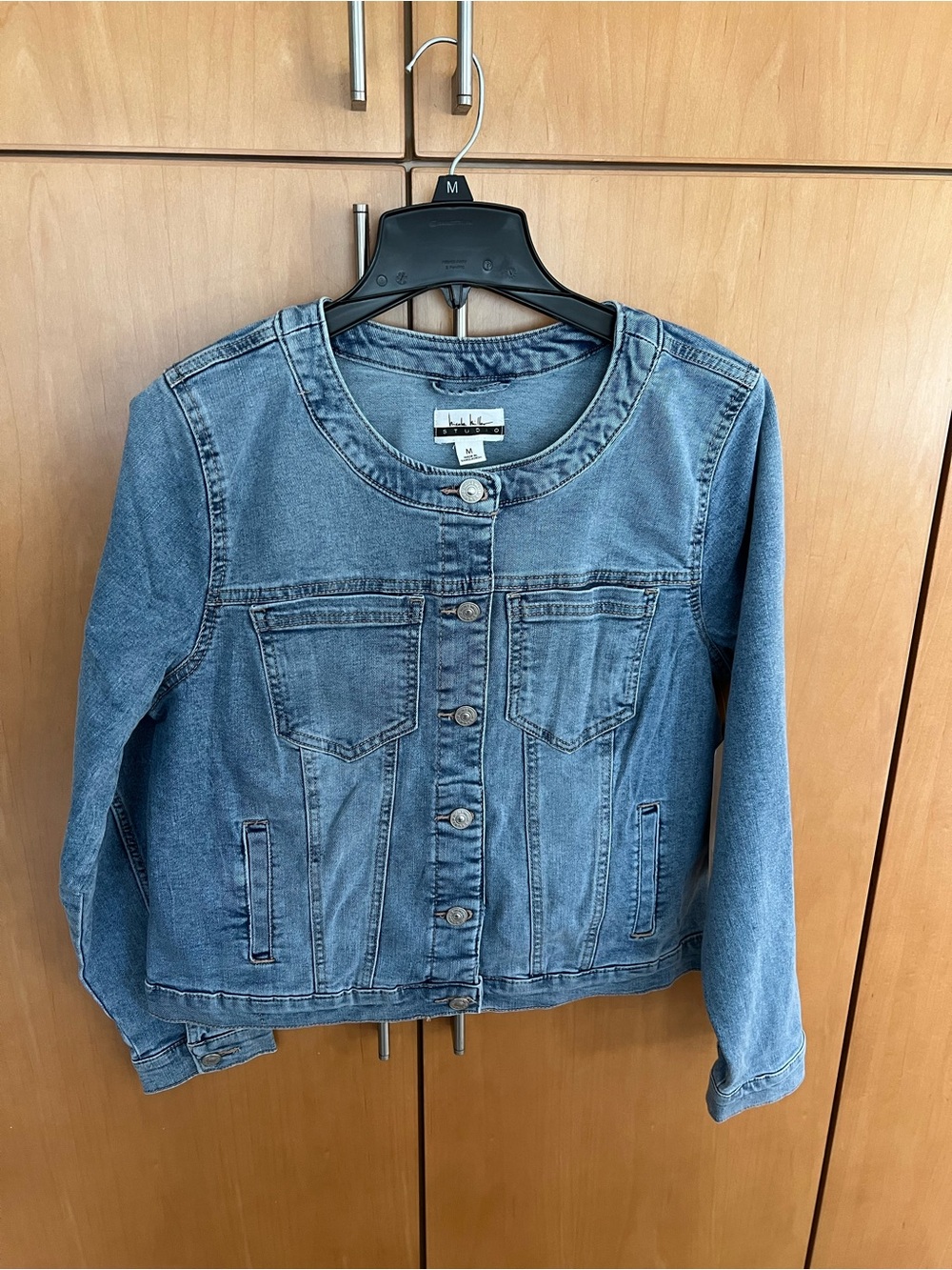 Nicole Miller collarless Denim Jacket in Medium Blue - size medium